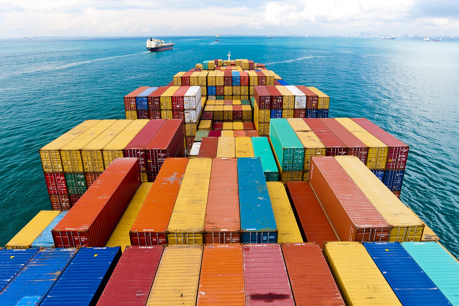 Contenedores en barco navegando